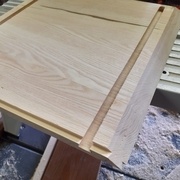 Queues d'aronde sur la tablette : le jambage vient dans la gorge, et la queue va dans le panneau du fond.