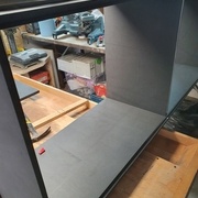 Feuillure également à l'arrière du meuble pour encastrer le fond de meuble en valchromat