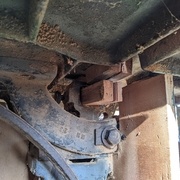 Sous la table MN 23 ou 25. Tiens, il manque un boulon!