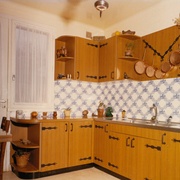 Cuisine  Kitsch néo rustique  stratifié faux bois vers 1970 https://www.pinterest.fr