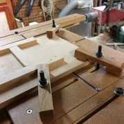 Fixation d'un gabarit à l'aide des brides du plateau