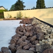 Protection des traverses avec des cailloux tout autour du toit