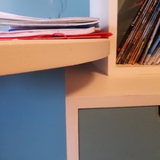 de ce coté aussi je dois encore placer un pied entre le plateau et le meuble du dessous