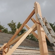 levage en cours, on voit les chevrons utilisés comme étais provisoires pour maintenir le portique d'aplomb.