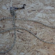 un petit crochet au bout d'une corde