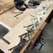 Le compas posé en travers par rapport au bord inférieur de la pièce