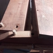 Les planches du couvercle sont assemblées par tourillons et collées