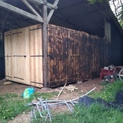 le coté à été brulé pour la préservation du bois et aussi parce que ça attire moins le regard