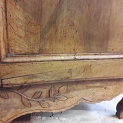 La traverse basse de la porte est elle même un assemblage