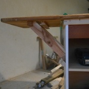 Côté gauche: table rabattable soutenue par deux pièces