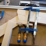 Vue de l'enfourchement entre les deux parties d'équerre et le coin coupé