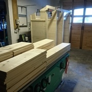 Les montants sont prêts, les planches des aménagements intérieurs sont débitées et rabottées