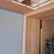 Un bandeau LED fait le tour. Inséré dans une rainure de 1 mm.