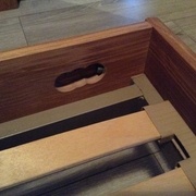 Aujourd'hui je ferais une ce genre de forme joliment à la défonceuse... Mais ça fonctionne et c'est caché par le matelas.