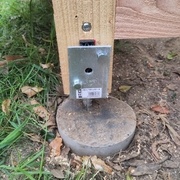 Les poteaux sont fixés aux supports avec 4 tire-fonds. Les supports sont un peu plus large que les poteaux donc tout est callé.