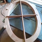 Croisillon simplement présenté en applique, mortaisage et perçage pour la batteuse et montage des charnières