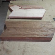 j'assemble des chutes en elles pour obtenir les largeurs / épaisseurs voulues. en haut le poirrier, en bas le bois d'écluse (essence?)