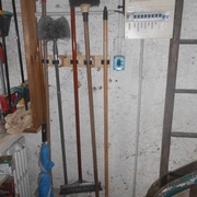 Les balais et un parapluie...