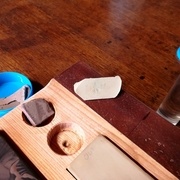 Le pain est le truc clair posé sur le cuir. Derrière, dans la boîte bleue, d'autre pâte, rosâtre, faite avec de la poussière mixte de coticule blanche et "pierre belge bleue" ("l'autre côté" des côticules.)