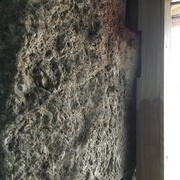 Une fois posée, la fenêtre évite les gonds