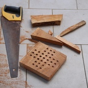 Le plateau corroyé, les trous de trop sont coupés en deux