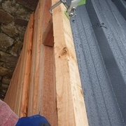 un chevron bloqué avec les serres joints et on plie la tôle