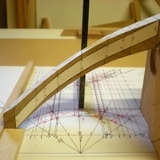 intérieur de la main courante ( à noté que cette surface n'est théoriquement pas développable du fait que les extrémités sont à l'aplomb et la partie courbe est en dévers, ici j'ai tout de même fait une bande droite et le papier c'est légèrement déformé )