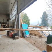 On voit le plateau coulissant sur le chariot. Admirez le calibre des plateaux !