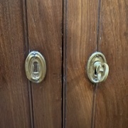 Celle de droite semble d'origine.