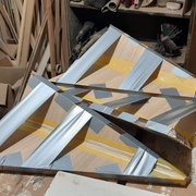 3 pieds en train de coller