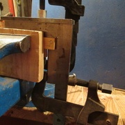 Derniers perçages: l'équerre. Là j'ai bridé pour avoir les 90°