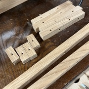 Taquets et tasseaux de fixation du plateau