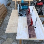 Quand le panneau n'est plus assez long, les trous servent aux serre-joints