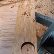 Le perçage de l'emplacement des charnières sur le montant des portes