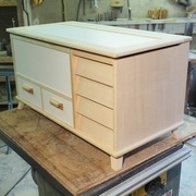 Le flanc doit être libre de se dilater dans la largeur alors que le cadre, dans le sens du fil du bois, sera rigide