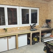 l'établi, avec une petite scie à onglet au centre, et une petite perceuse à colonne au fond