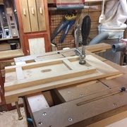 Fixation d'un gabarit à l'aide d'un serre-joint