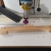 Fraisage des tenons à la retourne pour centrage en ajustant à la rainure