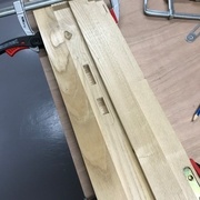 Utilisation de l'autre montant du bâti pour mettre la défonceuse de niveau