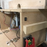 Tout est sur le même circuit élec, 220v pour la def, en amont transfo 12v pour le vérin. Comme ça, un seul cable relié à l'aspi