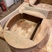 les cales souples en contreplaqué rainuré pour bien plaquer la feuille de palissandre avec des sangles