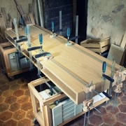 Presse à cadre pour coller une bureau