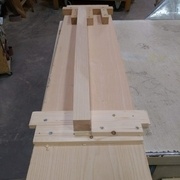 Montage d'usinage pieds gainés à la raboteuse (les hauteurs et distance des cales ne sont pas anodines!)