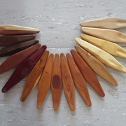 Bouleau + ??, Ipé, Ébéne ??, ??, Amarante, Genévrier, Cèdre, Pêcher, Pêcher, Bangkirai, Merisier, Robinier, Robinier, Buis, Bouleau, Houx