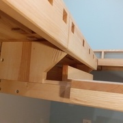 Tablette dépliée : on voit que le plateau coulisse sur les bras pour obtenir la sortie totale