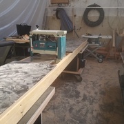 Un établi portable pour raboteuse de chantier.