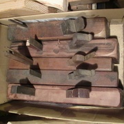 Feuilleret (haut), outils à entailles