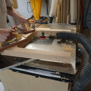 Coupe sur la table de toupie.