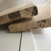 Marches arrondies en nez de marche, et chanfreinées sur les côtés pour "absorber" les irrégularités du béton dans les angles