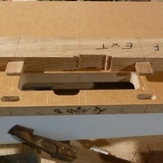 Gabarit réversible pour entailler les paumelles droites et gauches